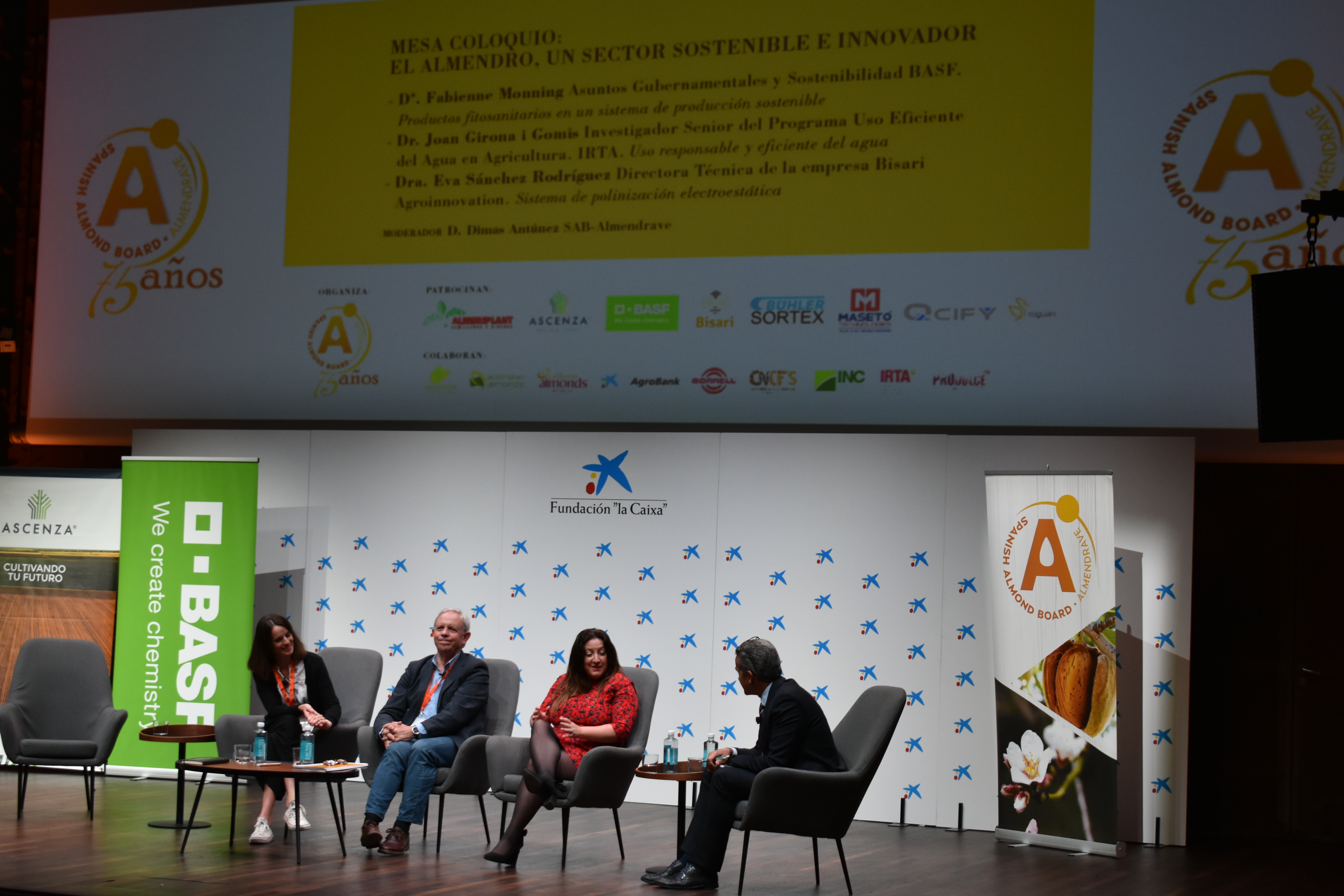 Componentes de la mesa-coloquio: “El almendro, un sector sostenible e innovador”. Componentes de la mesa-coloquio: “El almendro, un sector sostenible e innovador”.