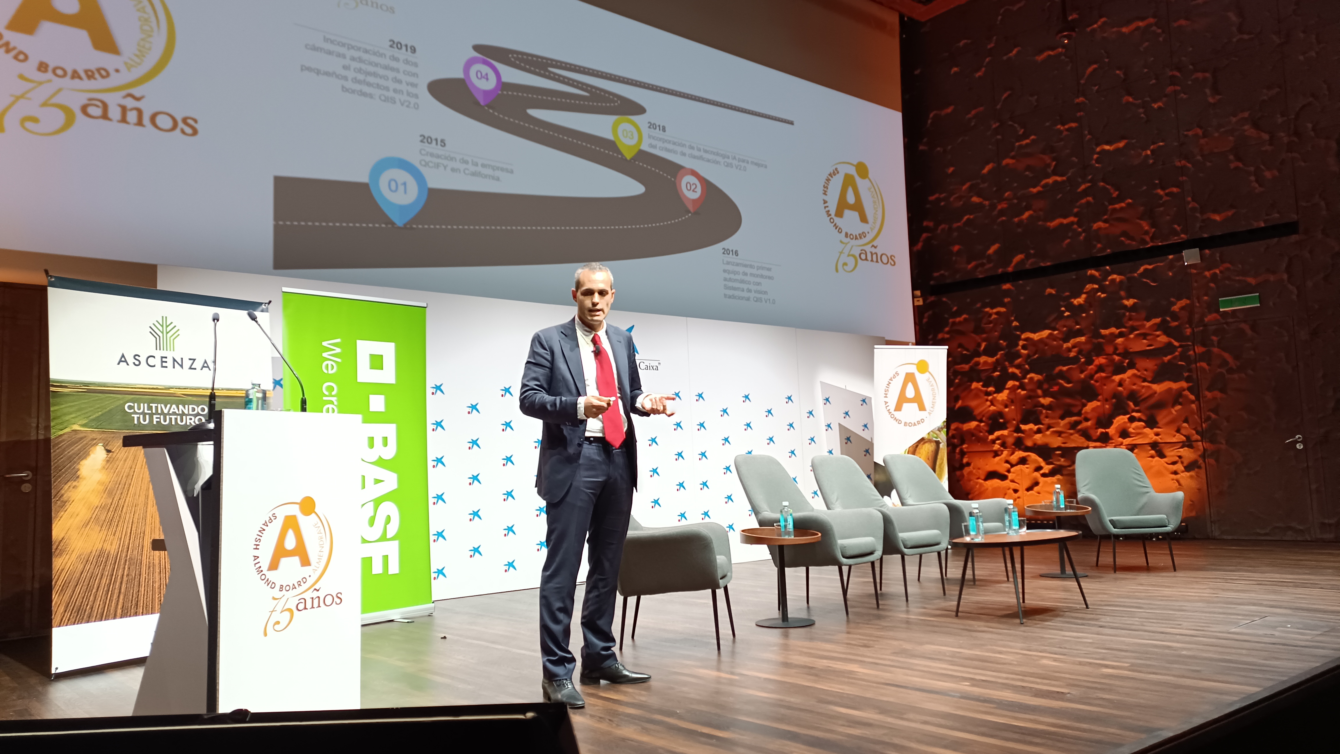 Foto 5: Rubén Sánchez, CEO de Roguan Engineering, en el transcurso de la ponencia “Inteligencia artificial y monitoreo automático en la calidad de la almendra” Foto 5: Rubén Sánchez, CEO de Roguan Engineering, en el transcurso de la ponencia “Inteligencia artificial y monitoreo automático en la calidad de la almendra”