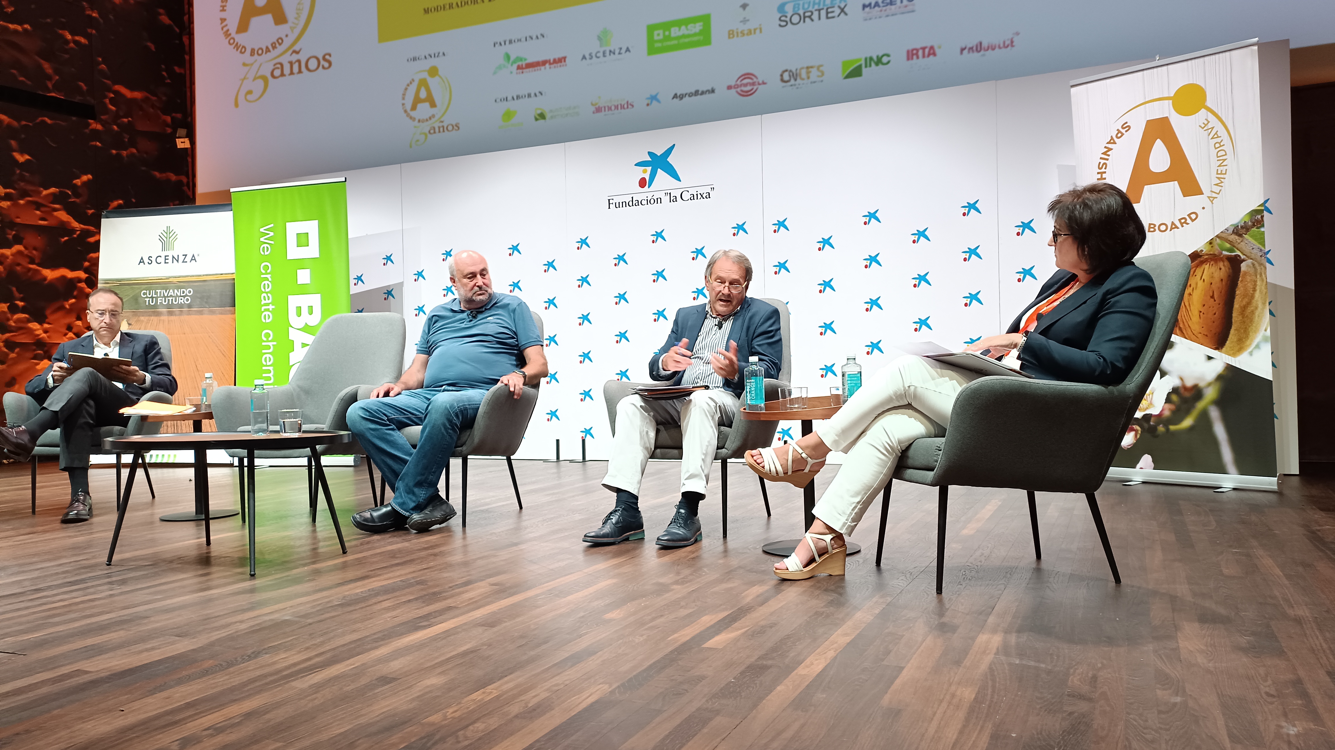 Componentes de la mesa-coloquio: “El mercado de la almendra” Componentes de la mesa-coloquio: “El mercado de la almendra”