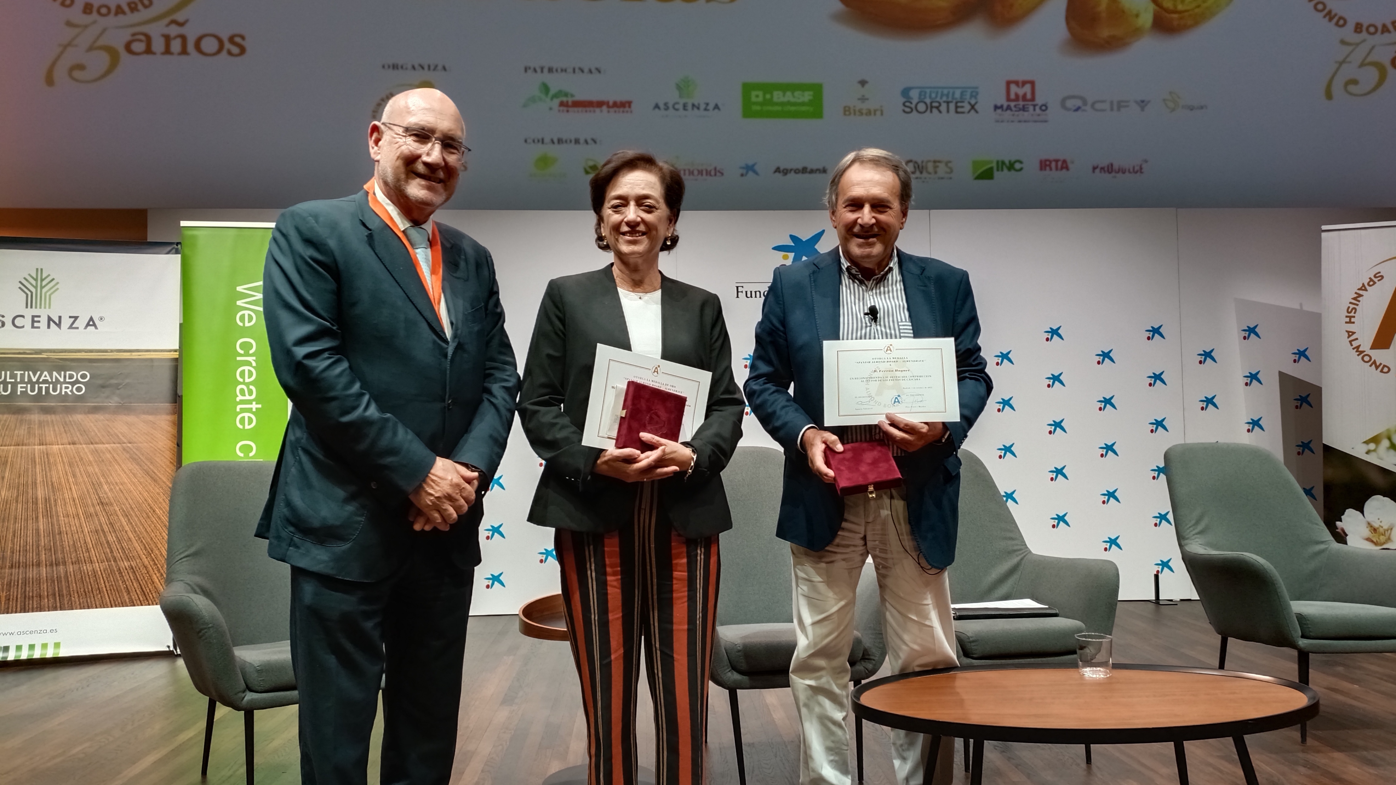 De izquierda a derecha: el presidente de SAB-Almendrave, Pere Ferré, la directora general de Producciones y Mercados Agrarios, Esperanza Orellana, y el director general del Grupo Unió, Ferrán Huguet. De izquierda a derecha: el presidente de SAB-Almendrave, Pere Ferré, la directora general de Producciones y Mercados Agrarios, Esperanza Orellana, y el director general del Grupo Unió, Ferrán Huguet.