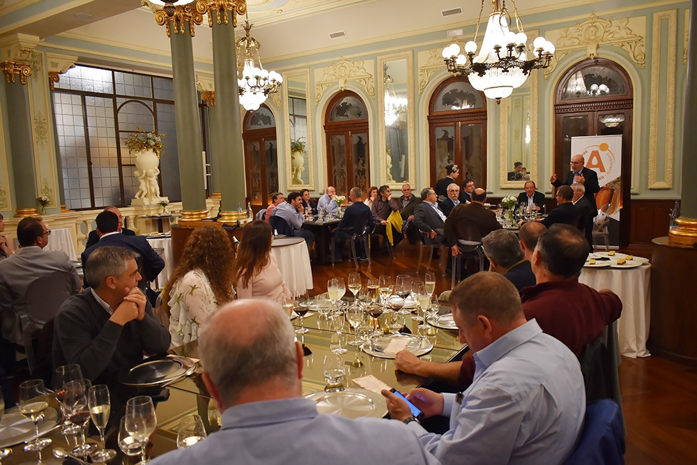 D. Pere Ferré, Presidente de SAB-Almendrave, ofrece unas palabras durante la cena de confraternización