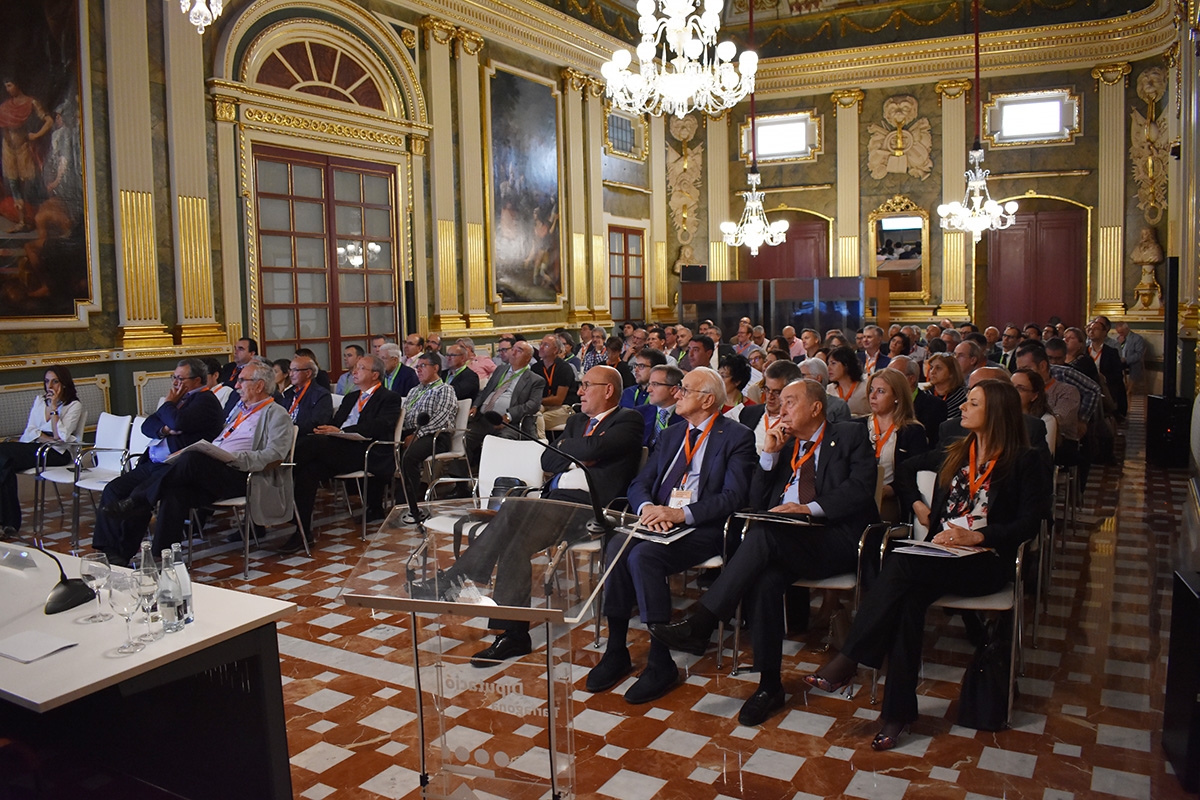 Aforo del Palau Bofarull durante una de las ponencias del IV Encuentro del Almendro y la Avellana del pasado 24 de abril.